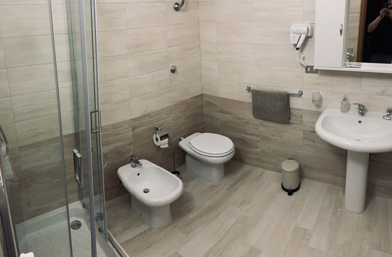 Bathroom 5, Hotel del Lago, Benevento