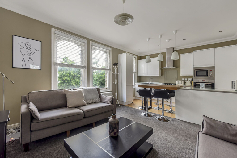 Others 4, Immaculate 2 Bed Flat in West Kensington, London