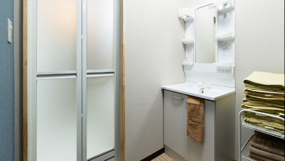 Bathroom, Senbonkita Terrace House, Osaka