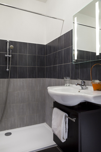 Bathroom 4, The Originals City, Hôtel Galaxie, Nice Aéroport, Alpes-Maritimes