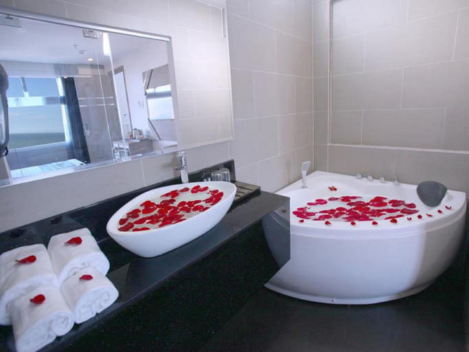 Bathroom 5, New Sun Hotel, Nha Trang