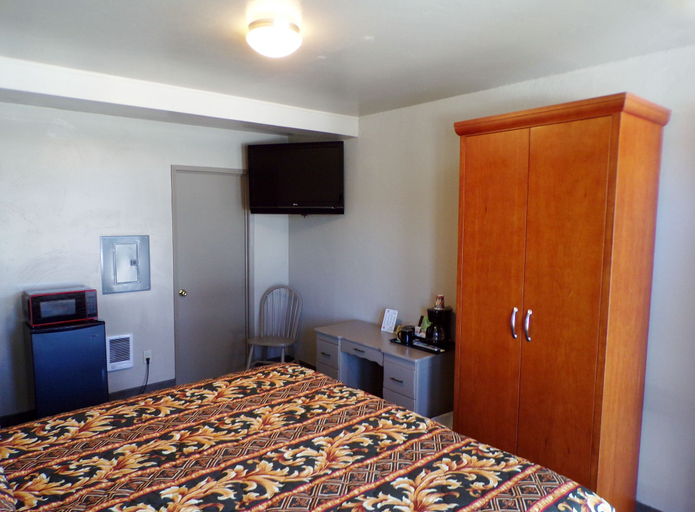 Bedroom 2, Cypress Tree Motel, San Luis Obispo