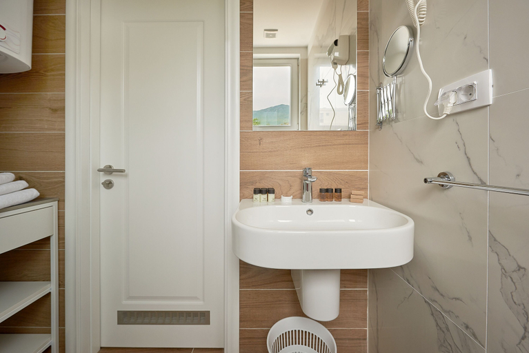 Bathroom 4, Larimar