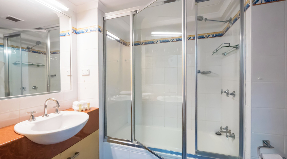Bathroom 4, Aristocrat Apartments, Gold Coast