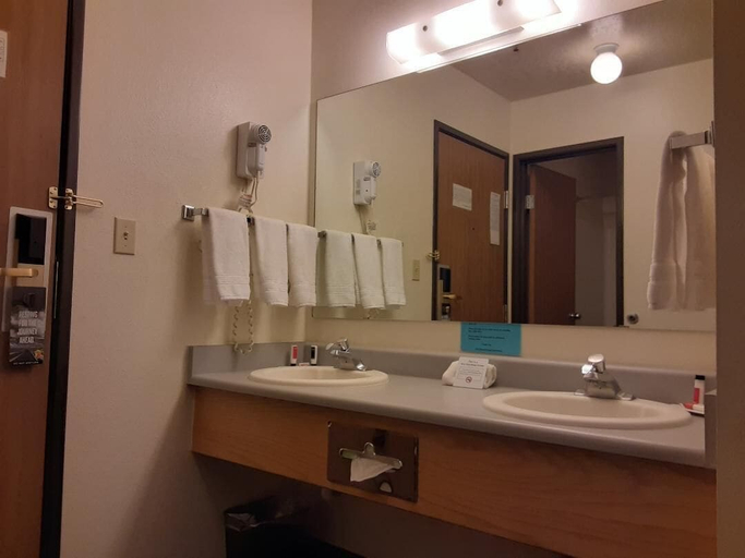 Bathroom 3, Super 8 by Wyndham Bloomfield, San Juan