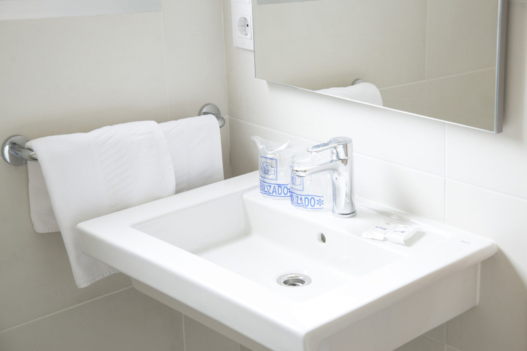 Bathroom 4, Hotel Duna, Pontevedra