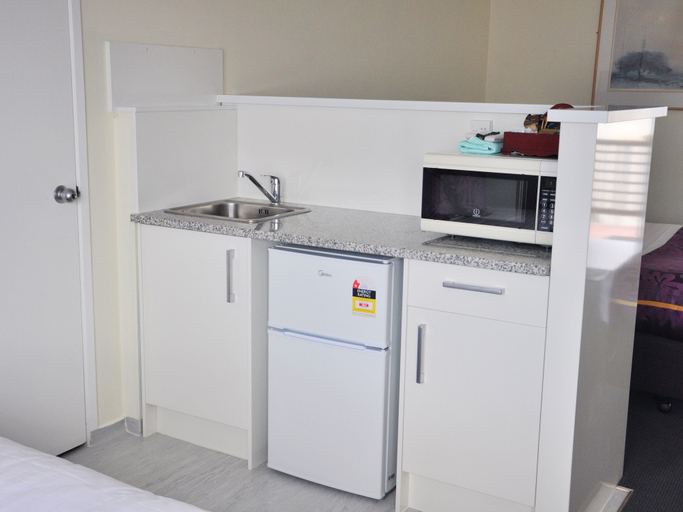 Others 4, Royal Park Lodge, Waitakere