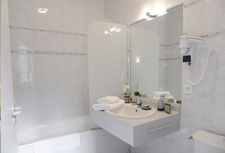 Bathroom 5, Hôtel Restaurant Novalaise Plage, Savoie