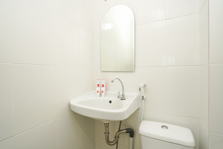 Bathroom 4, Super OYO Naomi Heritage, Surabaya
