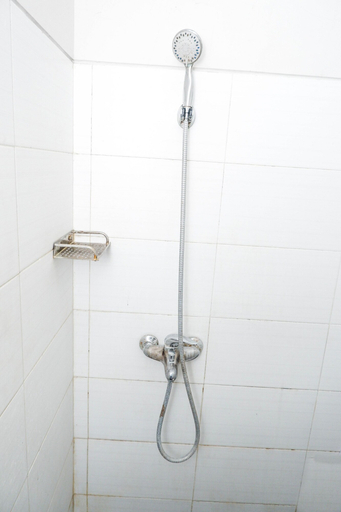 Bathroom 3, OYO 422 Achterhuis Guesthouse, Semarang