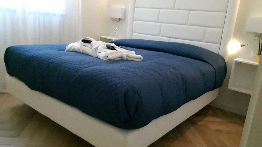 Bedroom 2, Apartament CARPEDIEM in the Historical center, accessible by 59 steps At 650mt from the Cathedral, Salerno