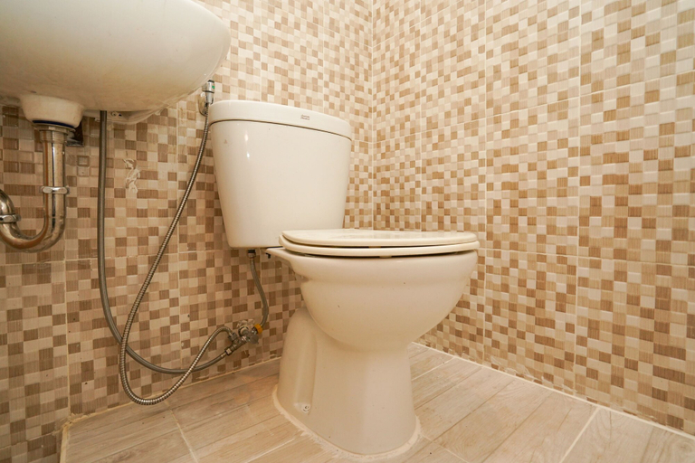 Bathroom 4, Super OYO Naomi Heritage, Surabaya
