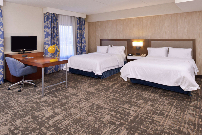 Bedroom 4, Hampton Inn & Suites Wilmington, Clinton