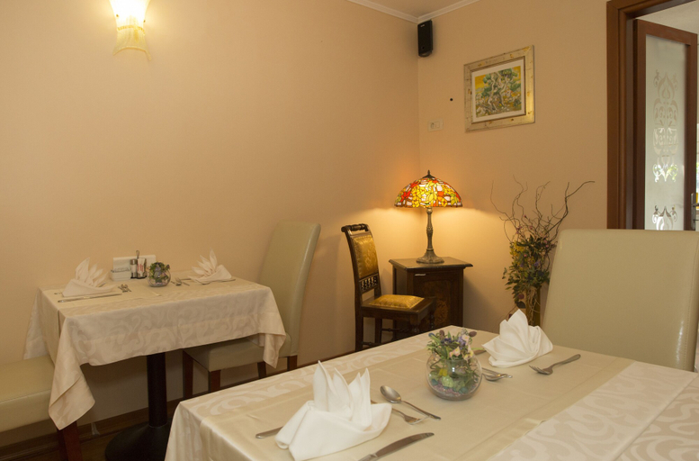 Food & Drinks 4, Royal Suites, Split