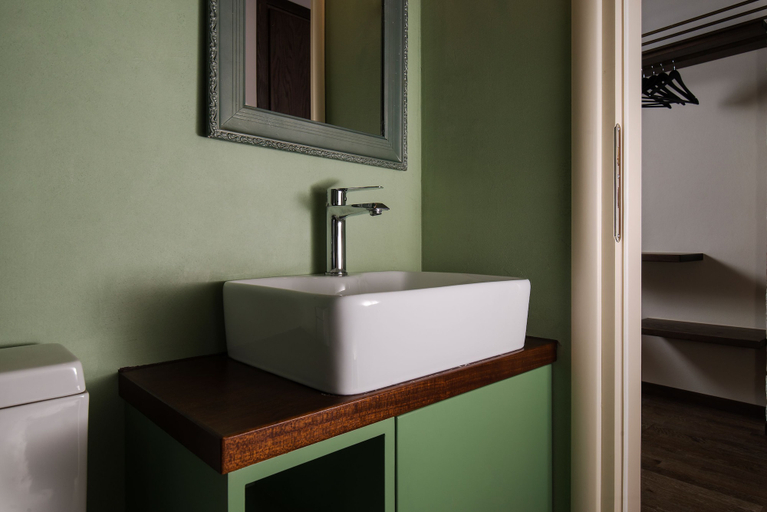 Bathroom 5, Nonnalena Hotel, Crete
