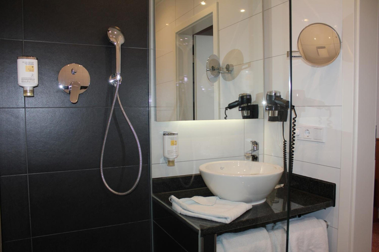 Bathroom 5, Hotel Sonderfeld, Rhein-Kreis Neuss