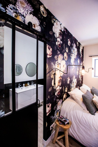 Bedroom 4, Antichambre, Gard
