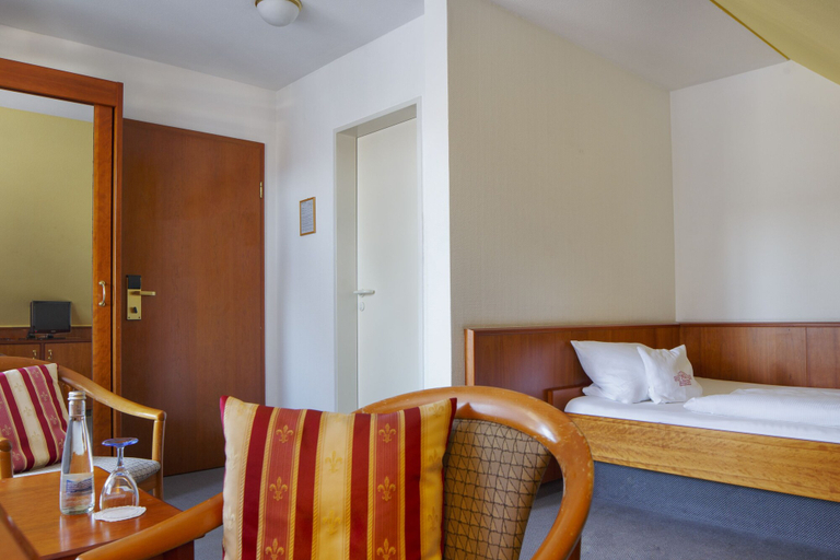 Bedroom 3, Hotel Schwärs Löwen Freiburg, Freiburg im Breisgau