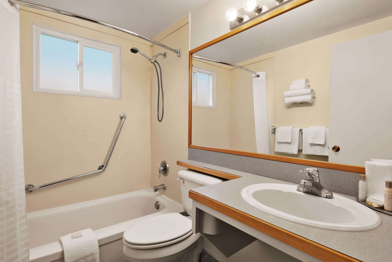 Bathroom 4, Travelodge by Wyndham Quesnel, Cariboo