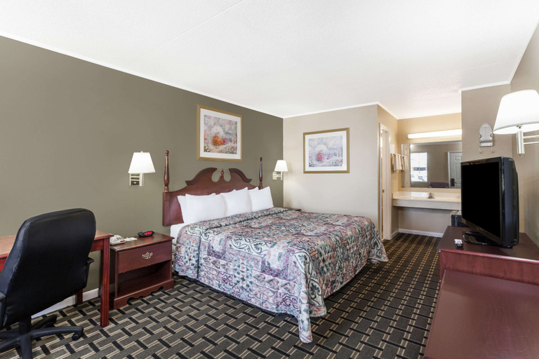 Bedroom 3, Days Inn by Wyndham Lenoir City, Loudon