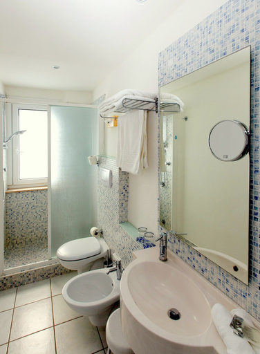 Bathroom 5, Luxor Beach Boutique Hotel Cattolica, Rimini