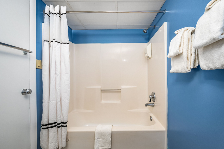 Bathroom 4, Cayman Suites Hotel, Worcester