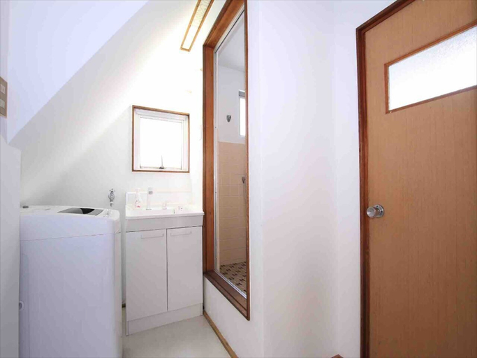 Bathroom 2, Goraku Shinfukae, Osaka