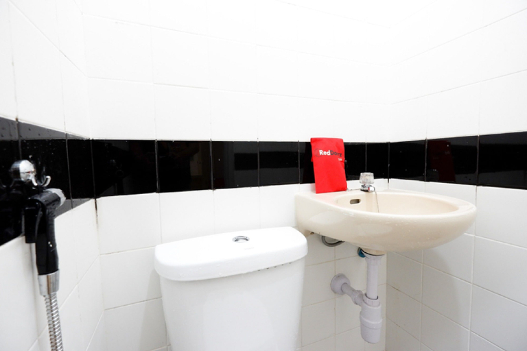 Bathroom, RedDoorz near Akademi Kepolisian Semarang, Semarang