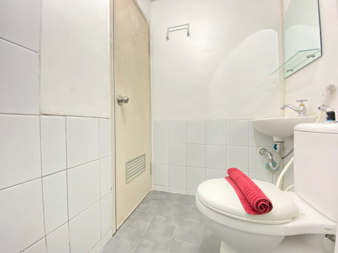 Bathroom 2, Cozy Studio Room at Grand Asia Afrika Apartment, Bandung