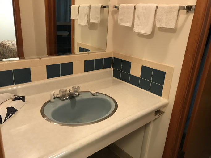 Bathroom 3, Motel Grand, Dawes