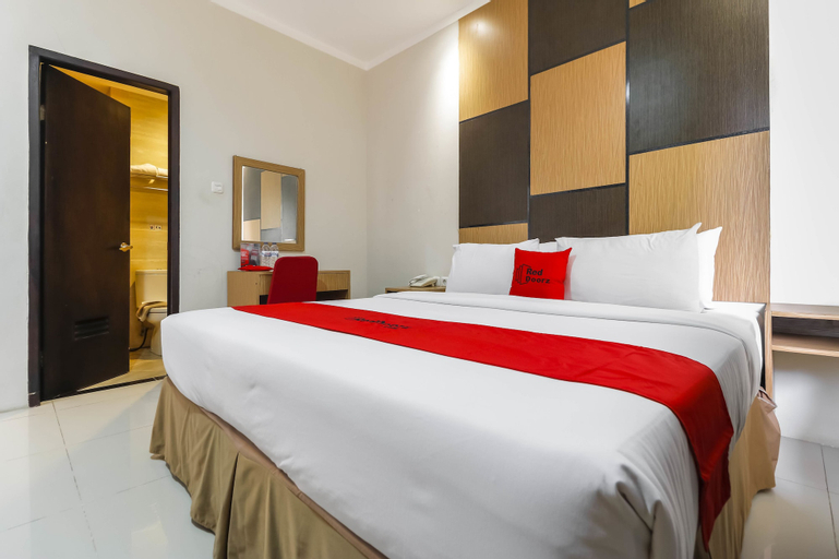 Bedroom 1, RedDoorz Plus near Pantai Losari, Makassar