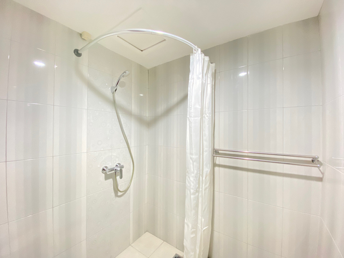 Bathroom 5, Spacious Studio Apartment at Galeri Ciumbuleuit 2 By Travelio, Bandung
