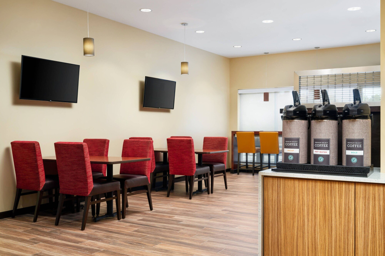 Food & Drinks 5, TownePlace Suites by Marriott Leesburg, Lake