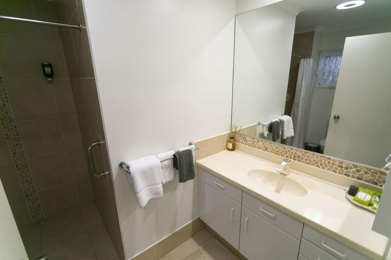 Bathroom 5, Top Spot Motel, Maroochy - Maroochydore