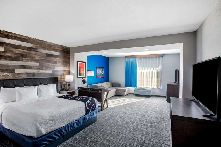 Bedroom 3, La Quinta Inn & Suites by Wyndham Pittsburg, Crawford