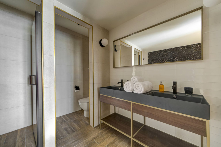 Bathroom 4, Land's End Boutique Hotel