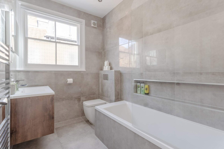 Bathroom 2, Stunning 3 Bedroom 2 Bath in Fantastic Location, London