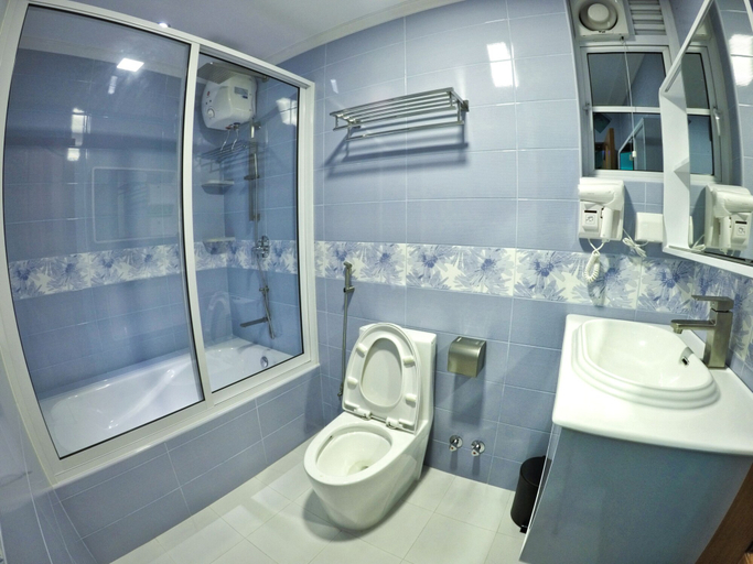 Bathroom 4, Six In One, Malé