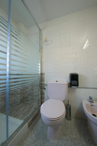 Bathroom 4, Hotel Mediterraneo, Alicante