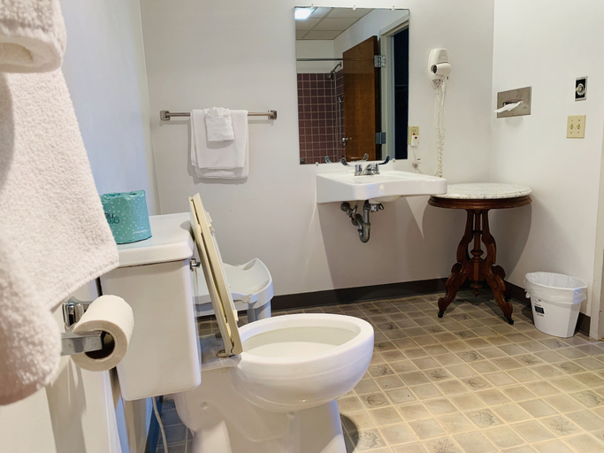 Bathroom 5, Olde Amish Inn, Lancaster