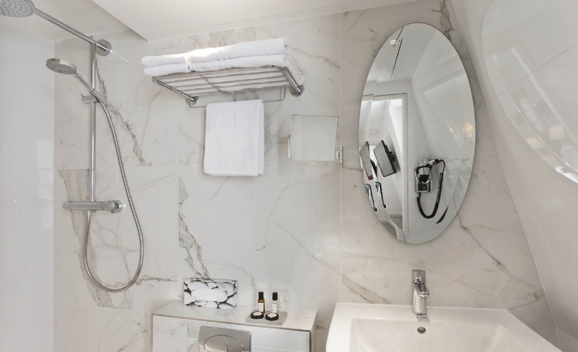 Bathroom 5, Longchamp Elysees, Paris