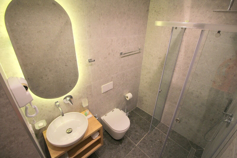 Bathroom 4, Blue Eye Hotel, Sarandës