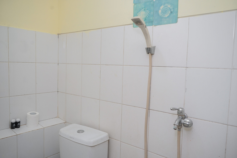 Bathroom 4, Spacious 2BR at Kalibata City Apartment By Travelio, South Jakarta