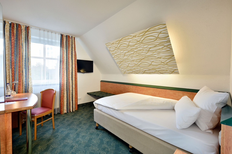 Bedroom 3, Coffee Fellows Hotel Puchheim, Fürstenfeldbruck