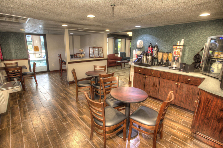 Food & Drinks 5, Econo Lodge Helen, White