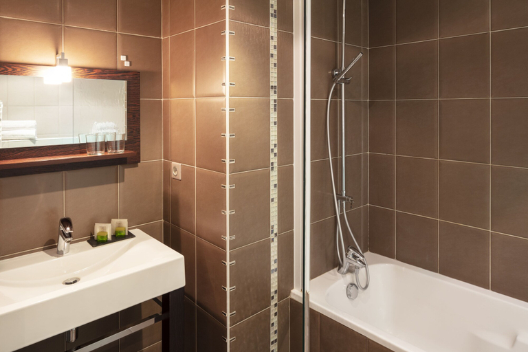 Bathroom 4, Hotel La Chaumiere, Aude