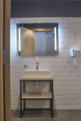 Bathroom 5, Mr. Todd Hotel