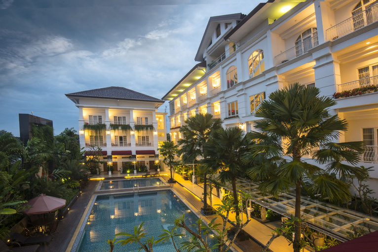 Exterior & Views 30
