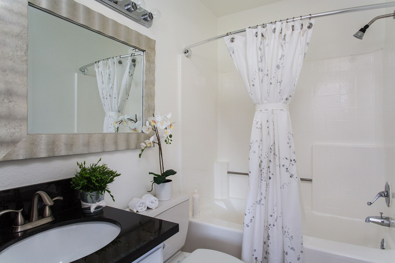 Bathroom 3, Extravagant Hollywood Cosmo Suites, Los Angeles