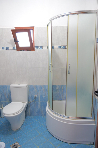 Bathroom 4, Pellumb Apartments, Sarandës
